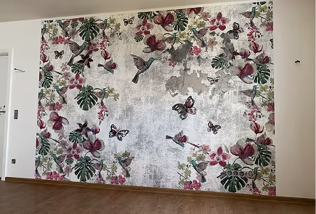 Wandbild mit rosa Orchideen, grünen Blättern, Schmetterlingen und Kolibris auf hellem Hintergrund.